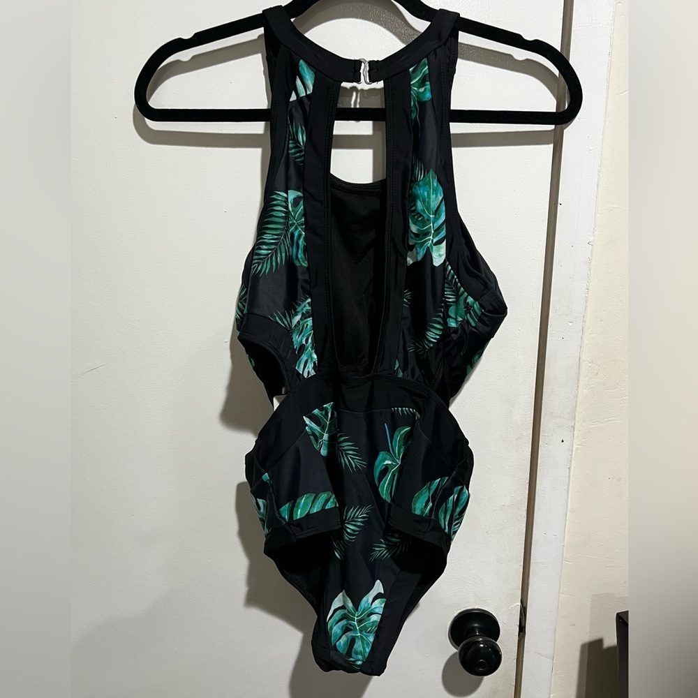 Tropical Leaf Print Women's One Piece Swimsuit - Picture 4 of 8